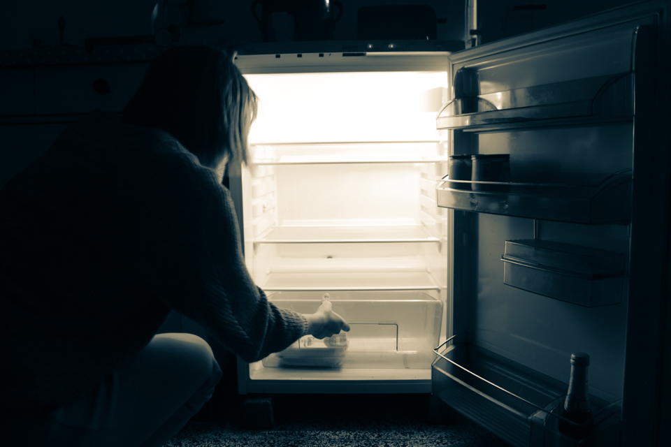 Astrid am Kühlschrank